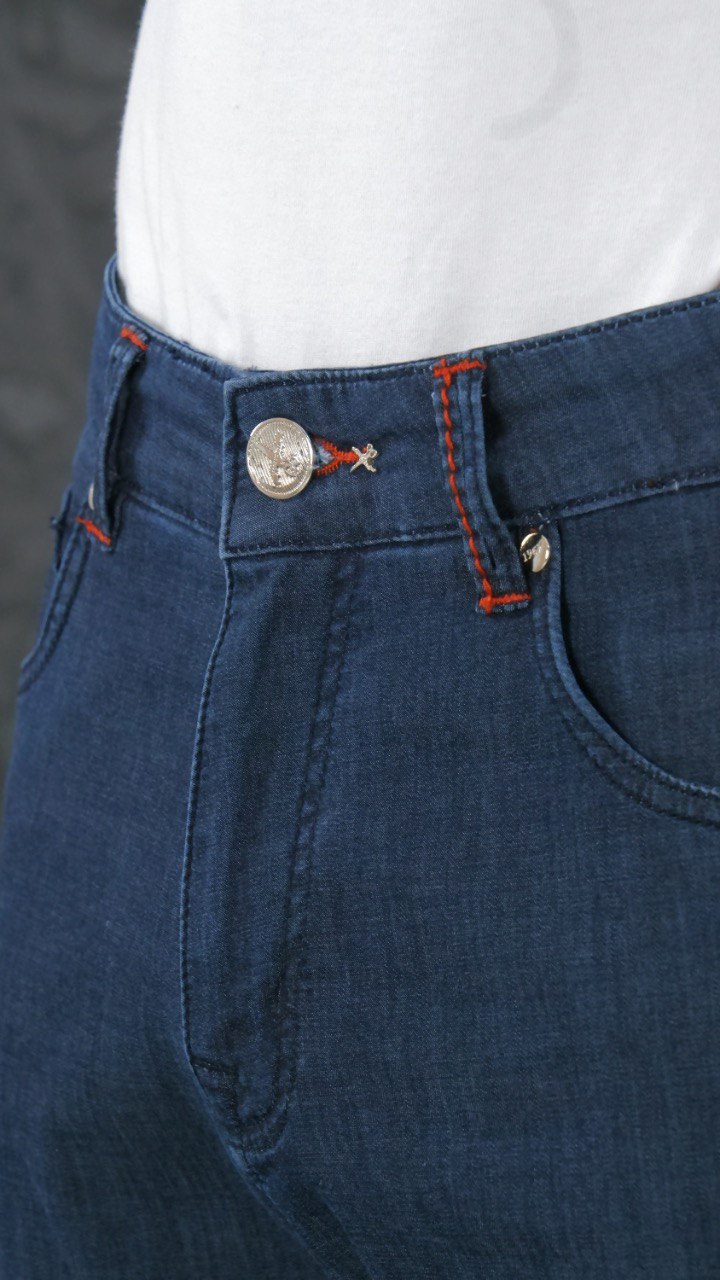 Model 139: The "Signature Red" Wash Jeans